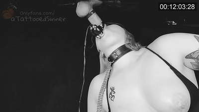 Gadis cantik dengan payudara sempurna di lubang kemuliaan